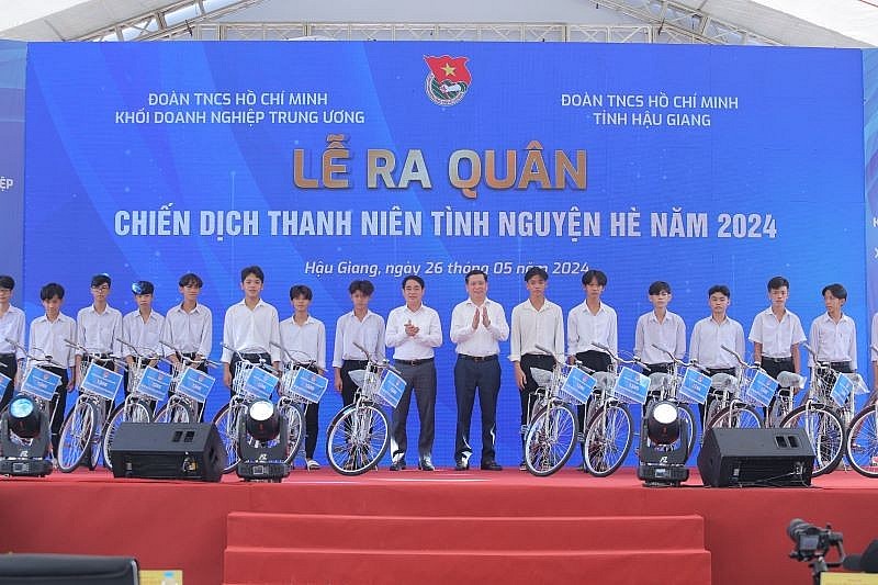 Đồng chí Nghiêm Xuân Thành, Bí thư Tỉnh ủy Hậu Giang và đồng chí Nguyễn Long Hải, Bí thư Đảng ủy Khối DNTW trao tặng xe đạp cho các em học sinh khó khăn trên địa bàn huyện Châu Thành, tỉnh Hậu Giang