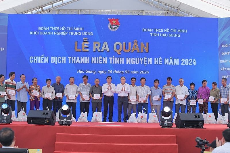 Đồng chí Trần Văn Huyến, Phó Bí thư thường trực tỉnh ủy, Chủ tịch HĐND tỉnh Hậu Giang và đồng chí Hồ Xuân Trường, Phó Bí thư Đảng ủy Khối DNTW trao quà cho người dân có hoàn cảnh khó khăn trên địa bàn huyện Châu Thành, tỉnh Hậu Giang