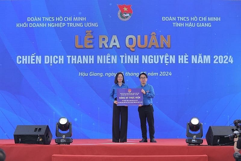 Đồng chí Phạm Đăng An, Bí thư Đoàn Thanh niên Tập đoàn đại diện khối hoạt động sản xuất công nghiệp - xây dựng đăng ký thực hiện 314 công trình thanh niên các cấp, thực hiện 420 triệu đồng giá trị các hoạt động an sinh xã hội