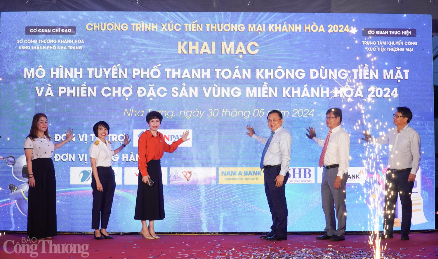 Khánh Hòa: Khai mạc phiên chợ đặc sản vùng miền không dùng tiền mặt