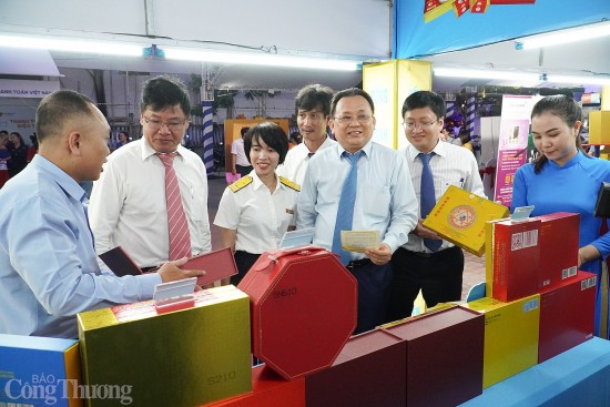 khanh hoa khai mac phien cho dac san vung mien khong dung tien mat
