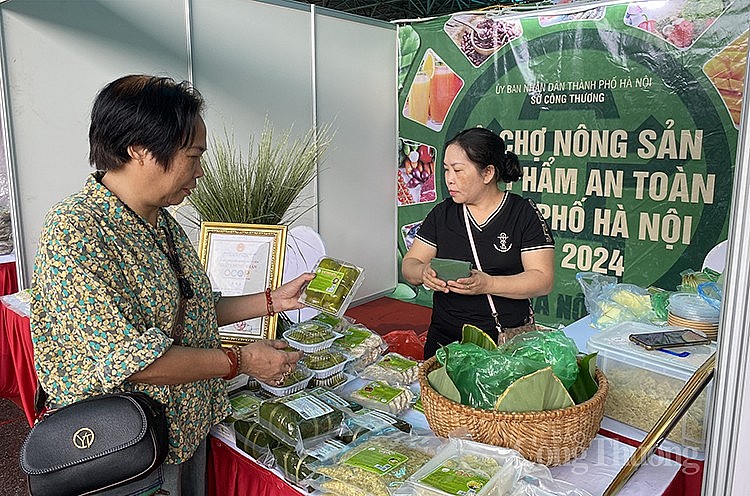 Người tiêu dùng tham quan mua sắm tại Hội chợ