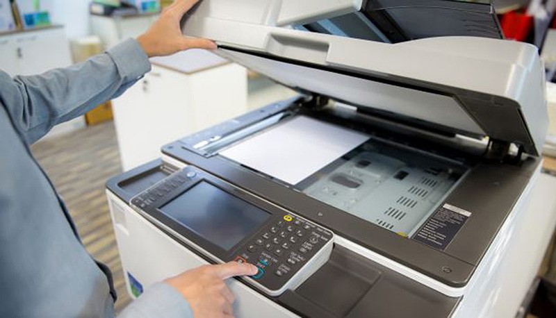 Sử dụng máy in, photocopy, máy quét đúng cách. Ảnh minh họa