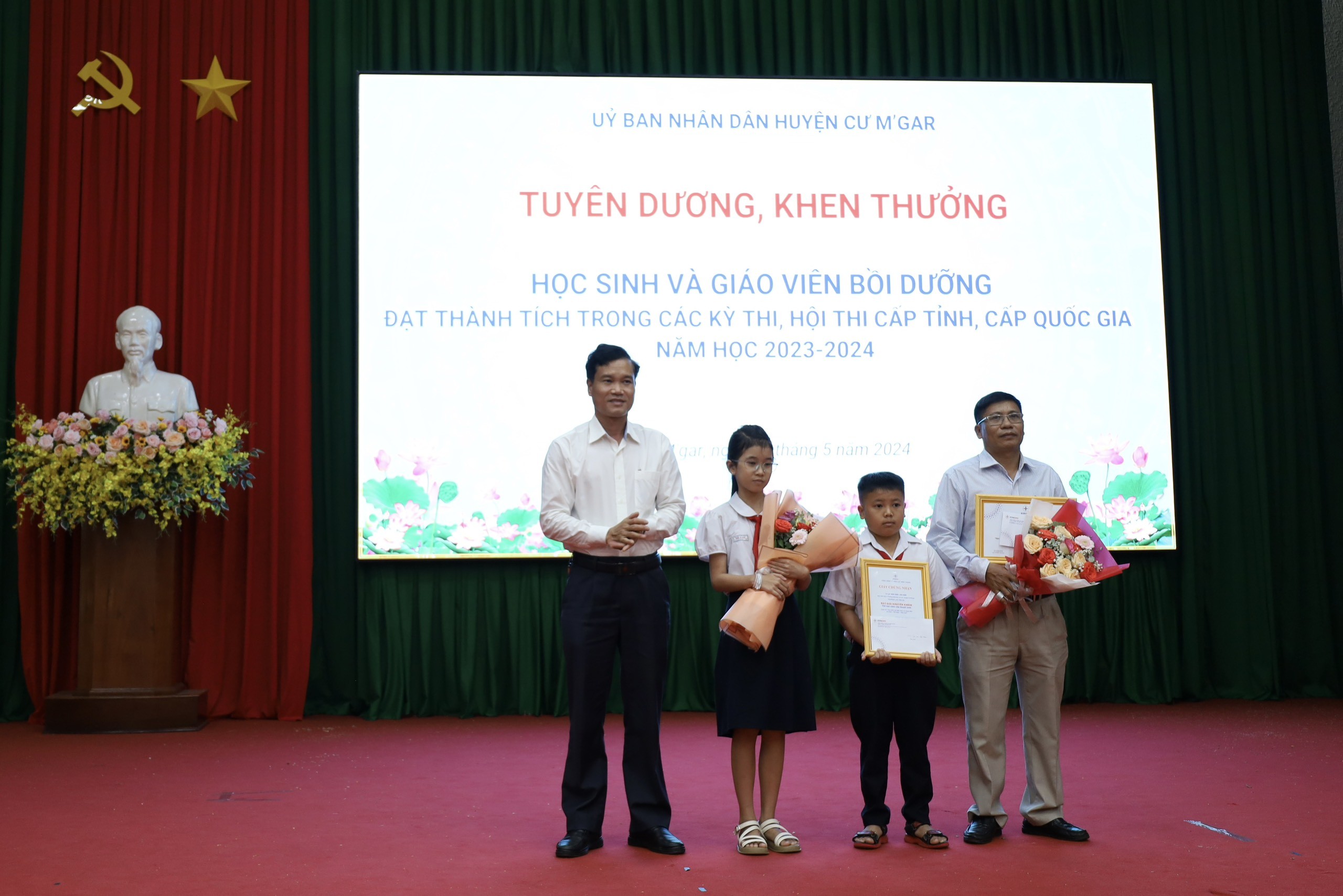 Trao thưởng cho em Ngô Bảo Nam – Nguyễn Gia Hân (lớp 4, trường Tiểu học Lê Lợi).