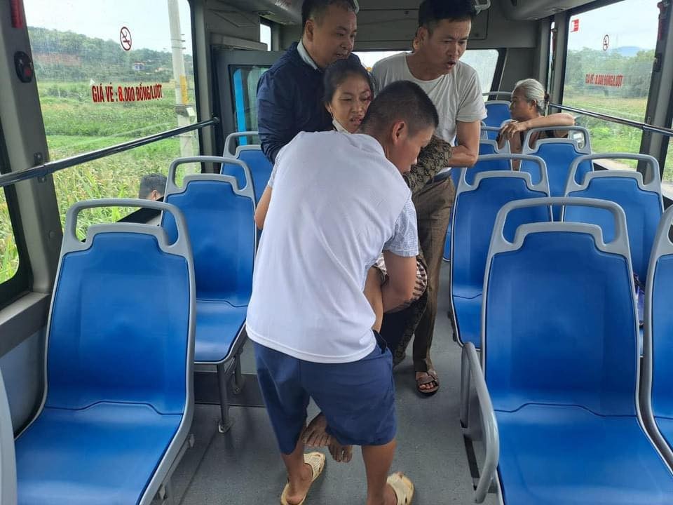 Tài xế xe bus cứu người bị nạn bất tỉnh: "Nếu có bị trừ lương, đuổi việc tôi vẫn cứu người"