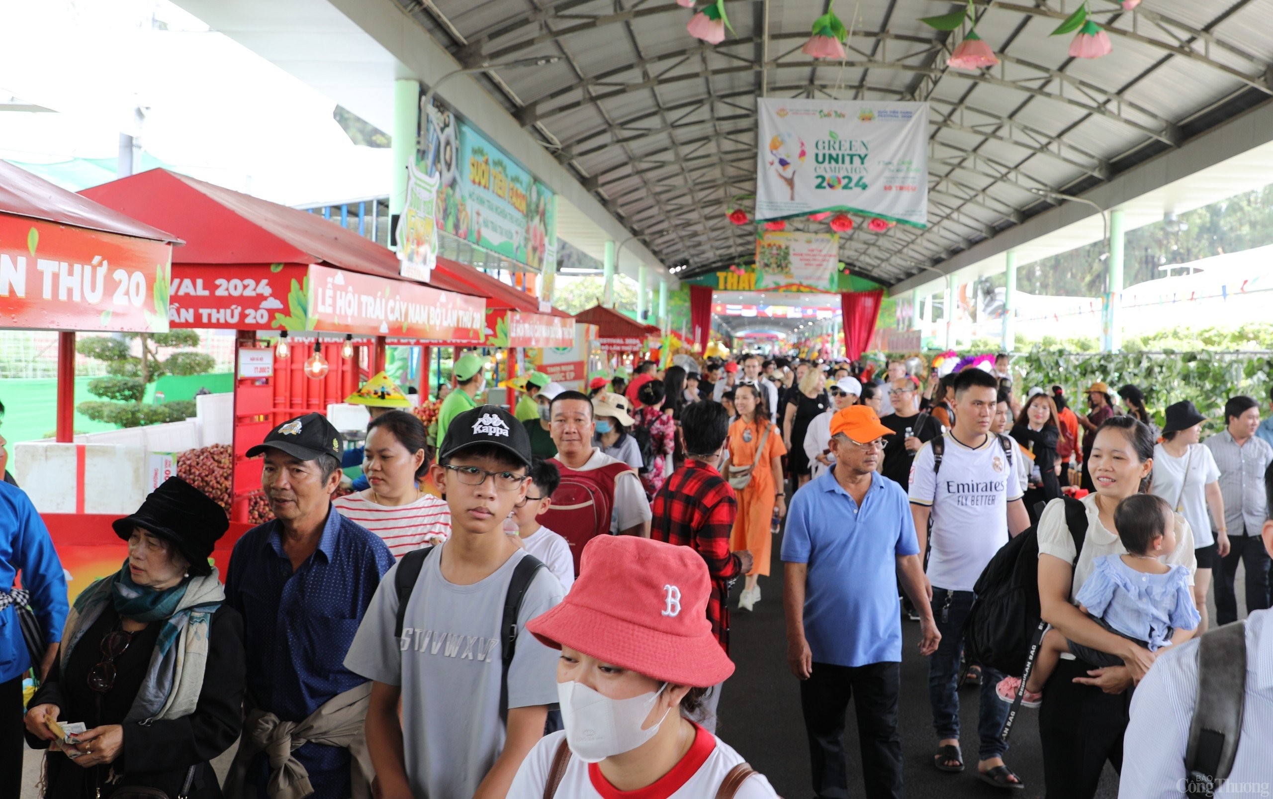 TP. Hồ Chí Minh: Hàng nghìn người ùn ùn đổ về Suối Tiên tham dự Lễ hội trái cây Nam Bộ