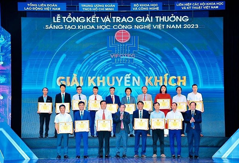 Đại diện các nhóm tác giả nhận giải Khuyến khích của VIFOTEC 2023