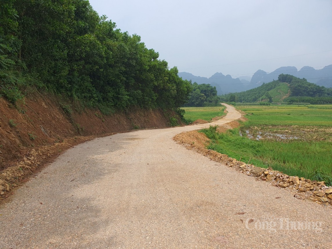 Hoà Bình: Đường bê tông thi công dang dở, dân chịu nhiều ảnh hưởng