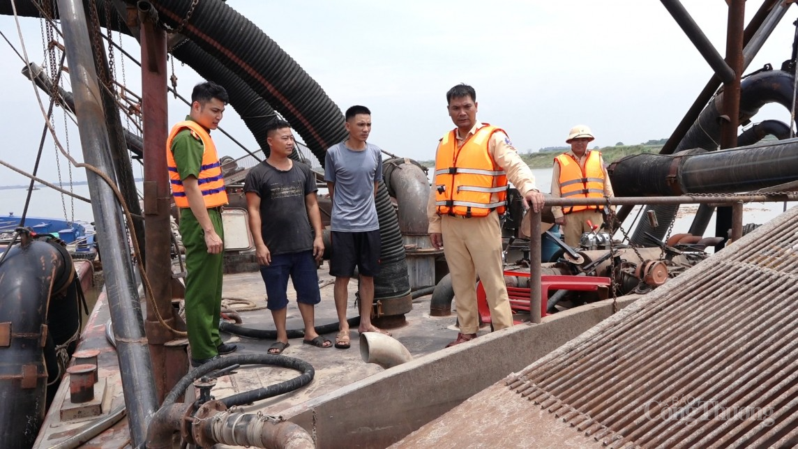 Hà Nội: Bắt giữ tàu khai thác cát không gắn biển kiểm soát trên sông Hồng