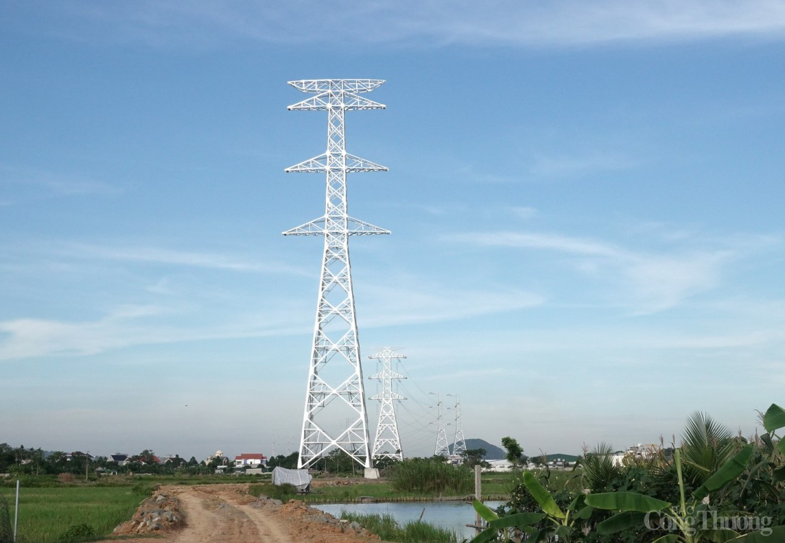 Thanh Hóa: Công nhân ''đội nắng'' quyết tâm đưa Dự án đường dây 500kV mạch 3 