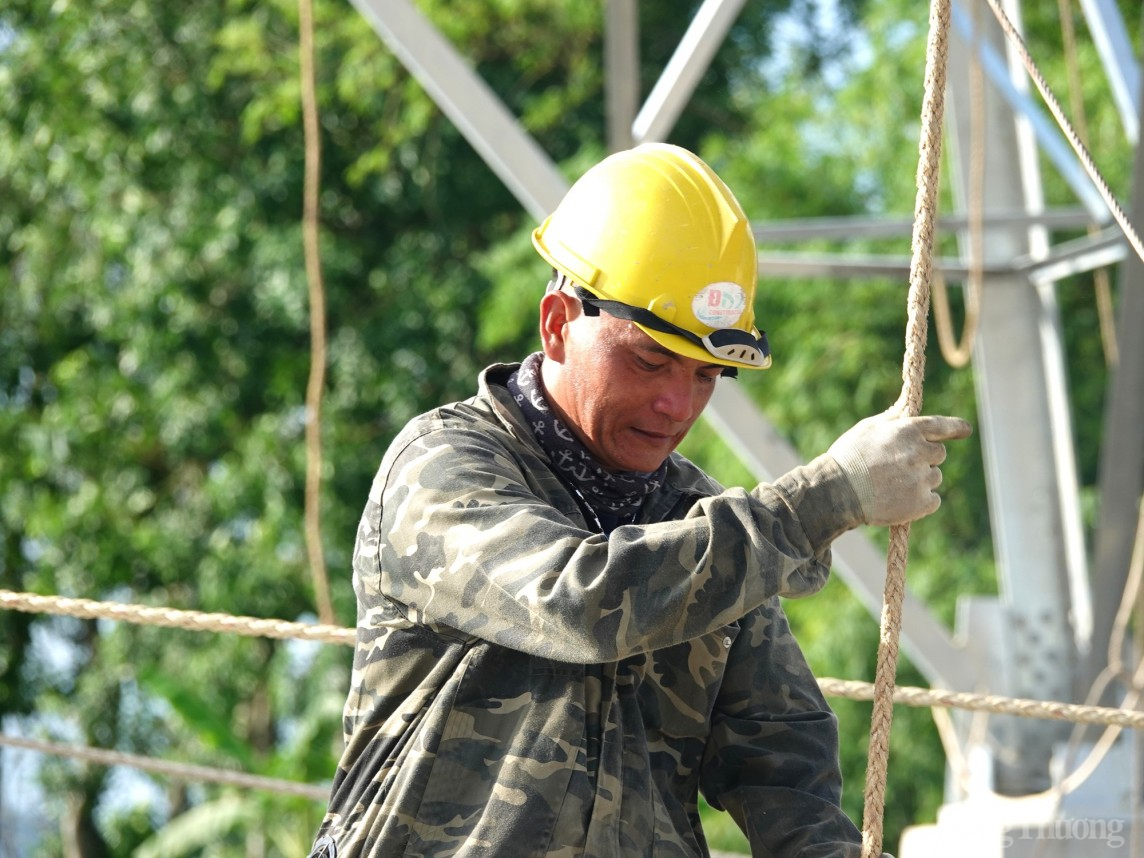 Thanh Hóa: Công nhân ''đội nắng'' quyết tâm đưa Dự án đường dây 500kV mạch 3 