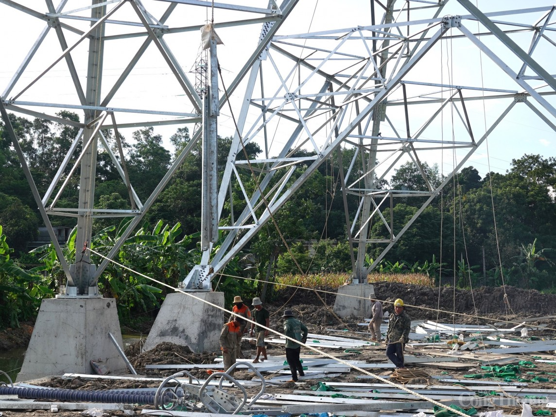 Thanh Hóa: Công nhân ''đội nắng'' quyết tâm đưa Dự án đường dây 500kV mạch 3 