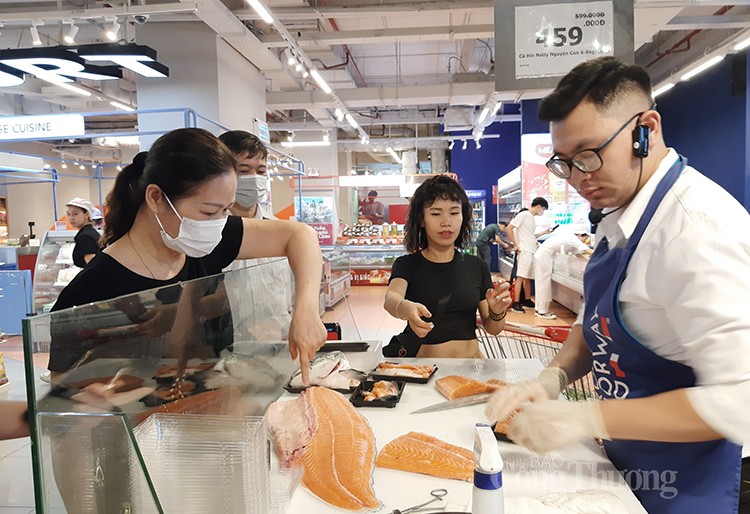 Người tiêu dùng mua cá hồi Na Uy tại Siêu thị WinMart Thăng Long Người tiêu dùng mua cá hồi Na Uy tại Siêu thị WinMart Thăng Long