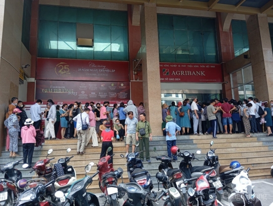 ngay thu 2 ngan hang thuc hien ban vang nguoi mua van nhan cau hen cau cho