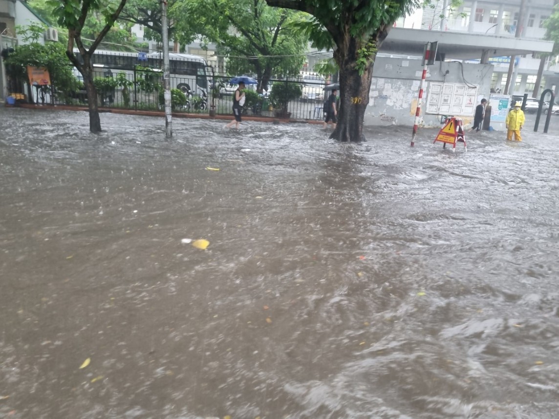 Mưa lớn, nhiều tuyến đường ở Hà Nội ngập nặng, tắc nghẽn kéo dài