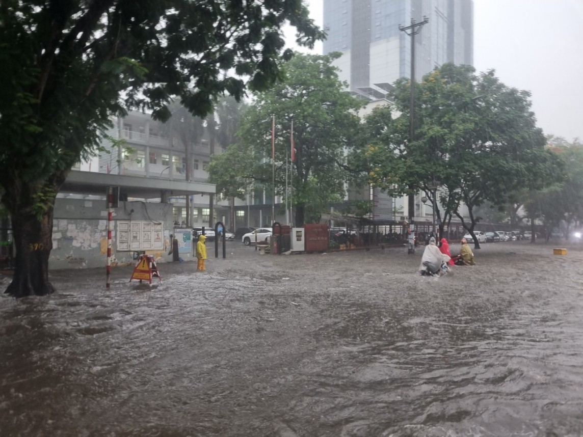 Mưa lớn, nhiều tuyến đường ở Hà Nội ngập nặng, tắc nghẽn kéo dài