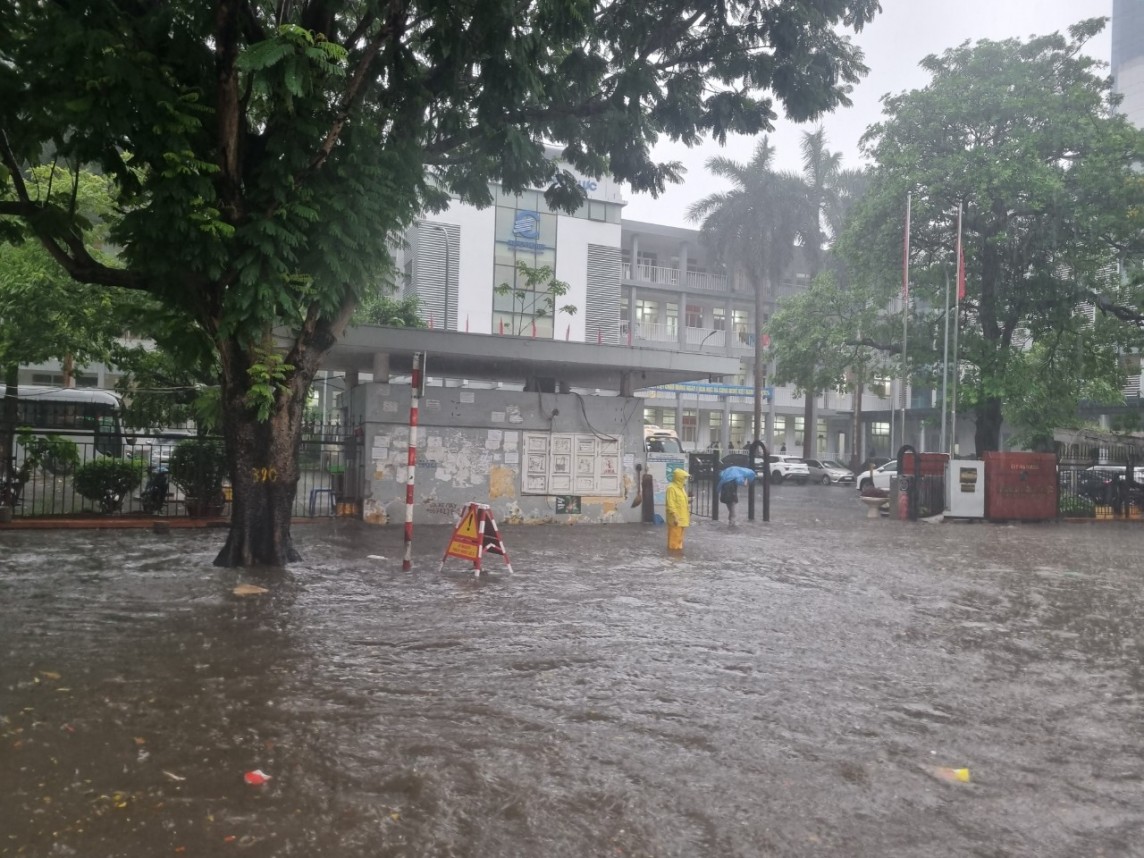 Mưa lớn, nhiều tuyến đường ở Hà Nội ngập nặng, tắc nghẽn kéo dài