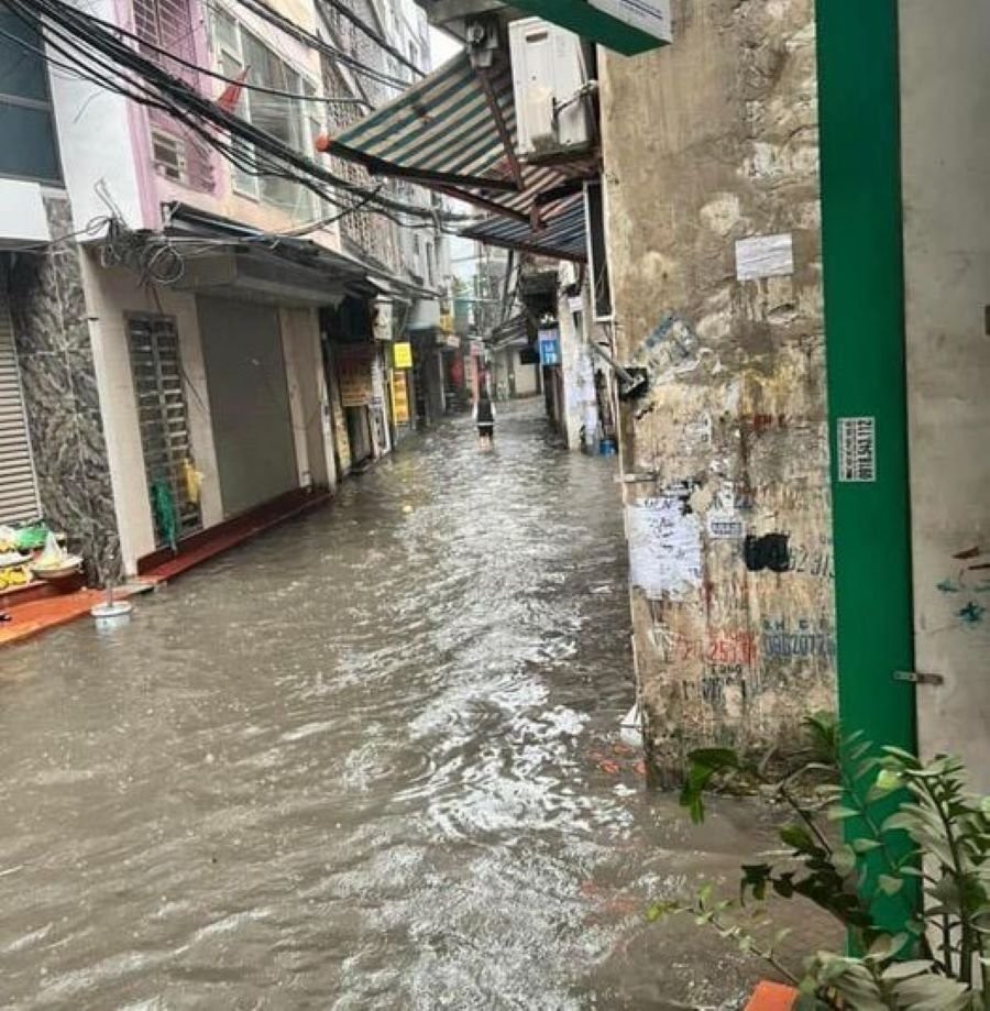 Hà Nội: Mưa lớn đầu giờ sáng, nhiều tuyến đường ngập úng, ùn tắc cục bộ