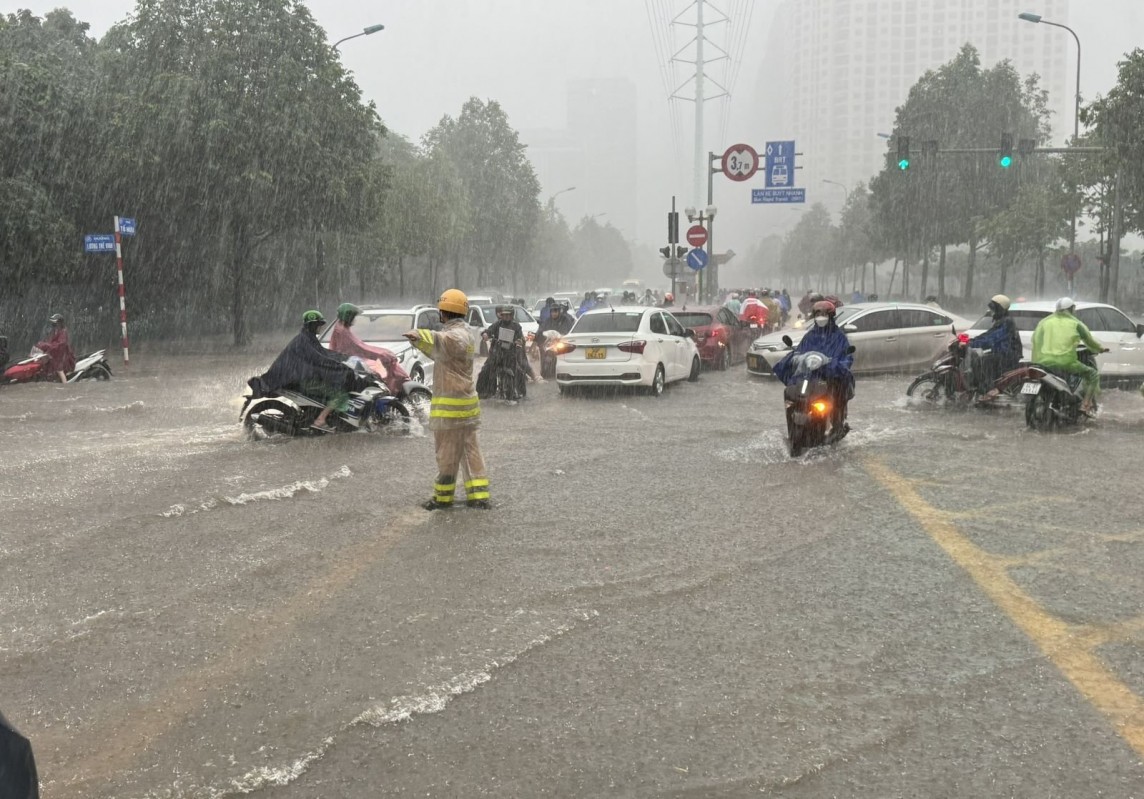 Hà Nội: Mưa lớn đầu giờ sáng, nhiều tuyến đường ngập úng, ùn tắc cục bộ