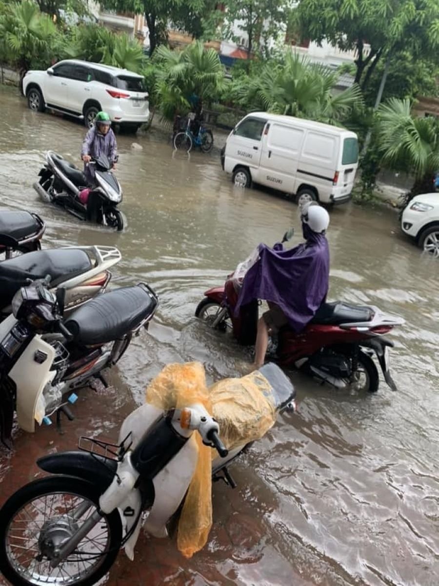 Hà Nội: Mưa lớn đầu giờ sáng, nhiều tuyến đường ngập úng, ùn tắc cục bộ