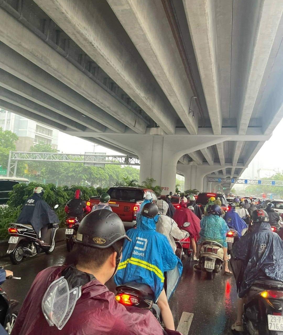 Hà Nội: Mưa lớn đầu giờ sáng, nhiều tuyến đường ngập úng, ùn tắc cục bộ