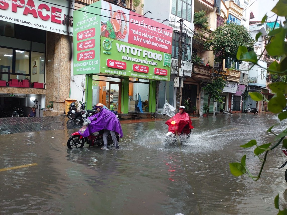 Hà Nội: Mưa lớn đầu giờ sáng, nhiều tuyến đường ngập úng, ùn tắc cục bộ