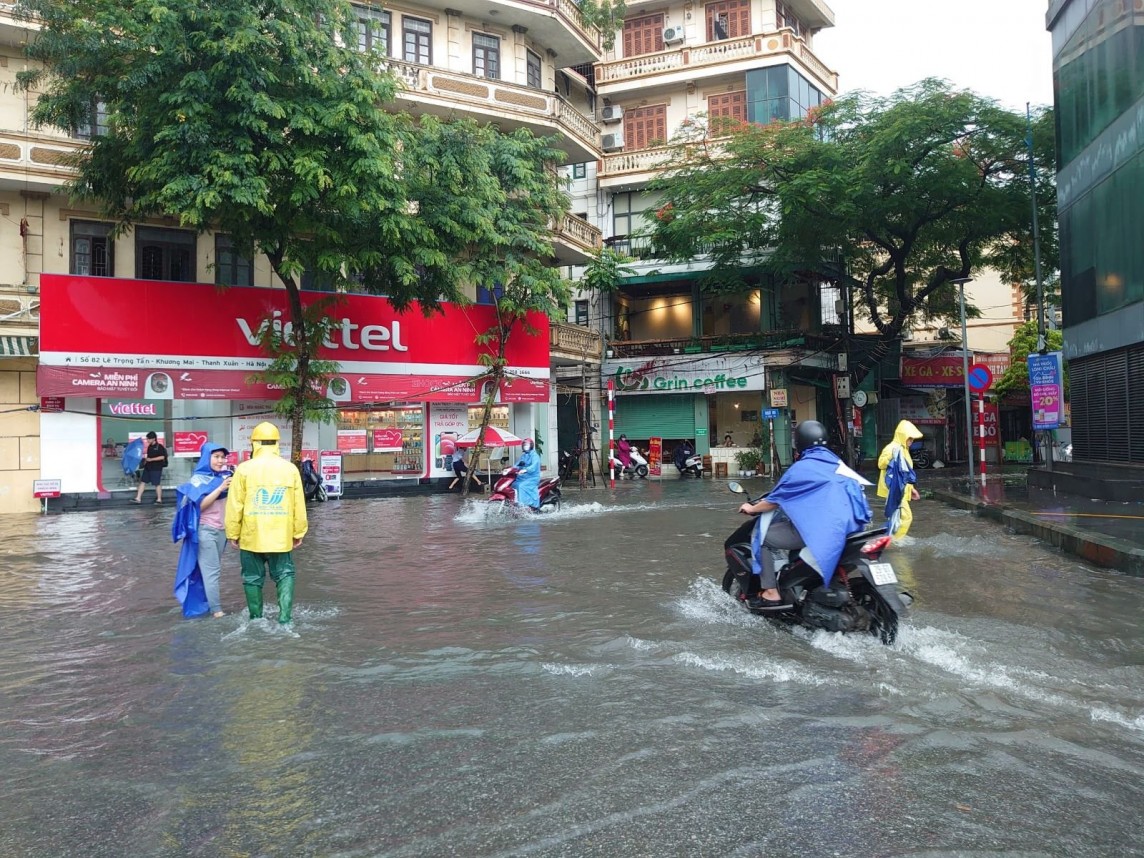 Hà Nội: Mưa lớn đầu giờ sáng, nhiều tuyến đường ngập úng, ùn tắc cục bộ