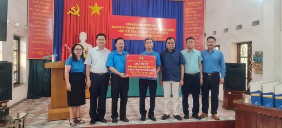 Công đoàn Công Thương Việt Nam tặng quà người lao động Công ty CP Cơ điện – Luyện kim Thái Nguyên