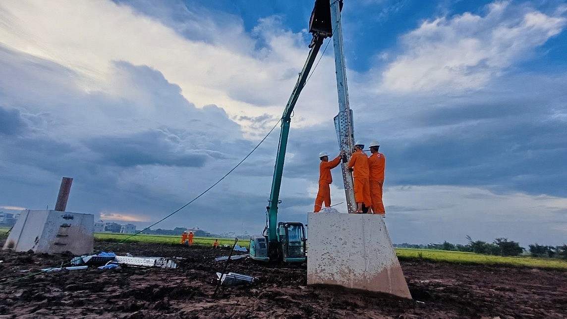 Hình ảnh đẹp của các chiến binh áo cam EVNNPC trên công trường đường dây 500kV mạch 3