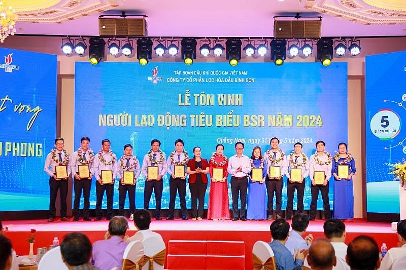 Bà Đinh Thị Hồng Minh - Phó Bí thư Tỉnh uỷ Quảng Ngãi (thứ 7 từ trái sang) và ông Nguyễn Văn Hội - Chủ tịch HĐQT BSR khen thưởng và tôn vinh người lao động BSR tiêu biểu năm 2024