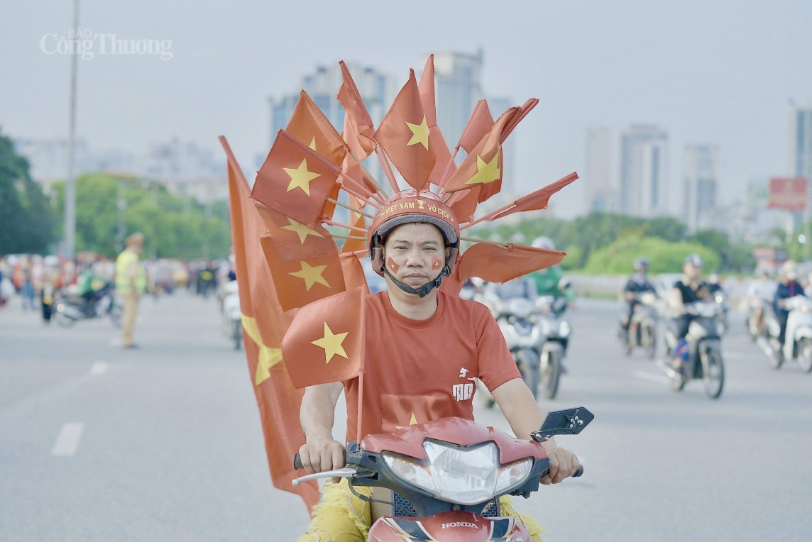 Cờ đỏ sao vàng khuấy động sân vận động quốc gia Mỹ Đình trước giờ thi đấu chính thức.