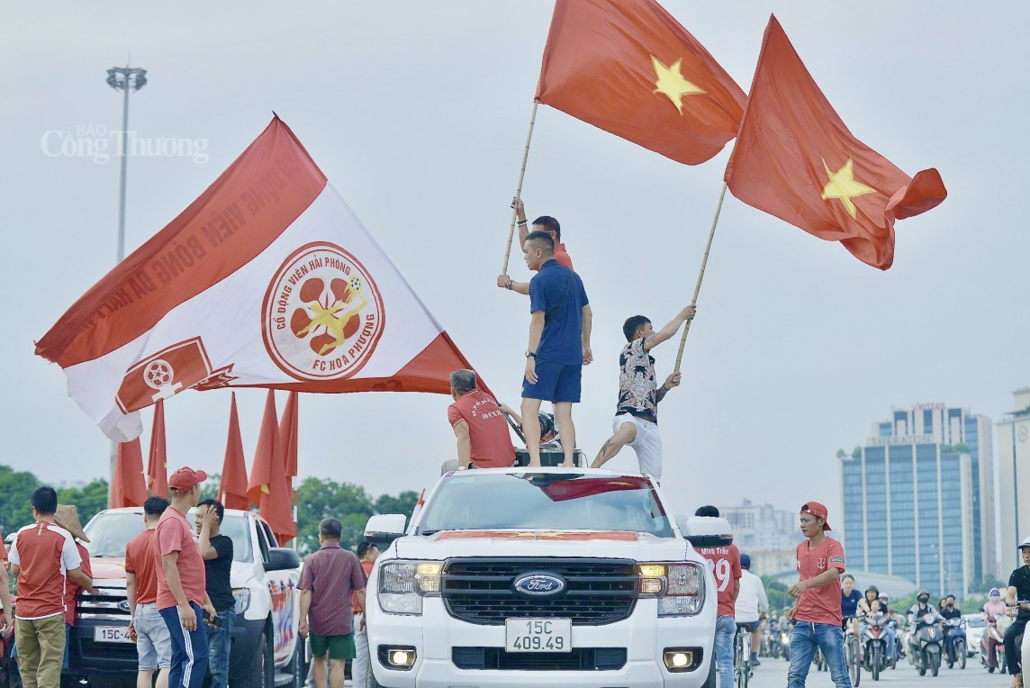 Trước thềm trận đấu, hàng trăm cổ động viên nhiệt thành với bóng đá Việt Nam đã có mặt từ sớm tại SVĐ Mỹ Đình để tiếp lửa cho đội nhà trước tuyển Philippine. Không khí sôi động, nhộn nhịp trước giờ thi đấu chính thức phần nào khích lệ, động viên các cầu t