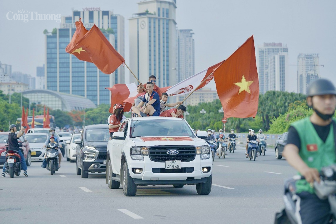 HLV Kim Sang-sik hướng cầu thủ tới chiến thắng, để níu hy vọng mong manh trong cuộc đua tranh vé còn lại của bảng F vào vòng loại ba. Việt Nam đứng áp chót với ba điểm, kém Indonesia và Iraq lần lượt bốn và chín điểm. Iraq đã chắc chắc đi tiếp sau bốn trậ