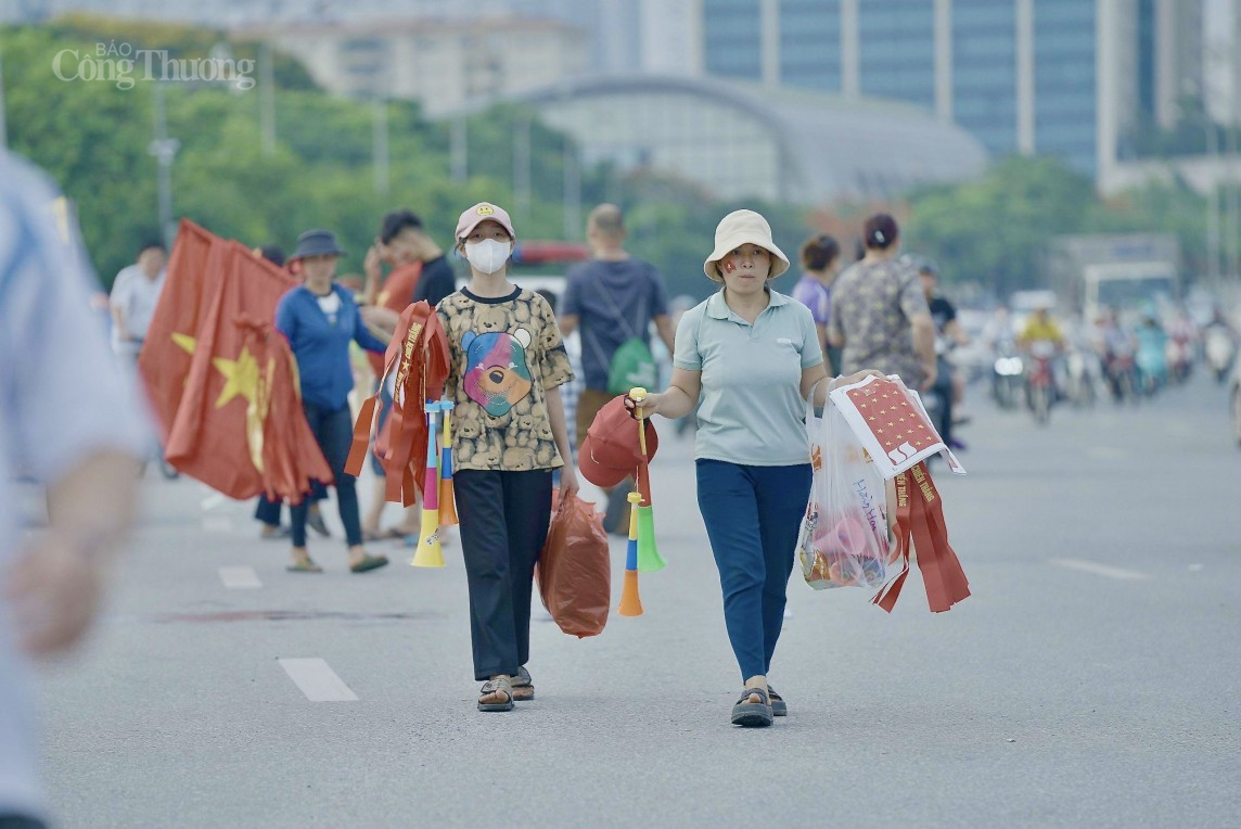 Bên ngoài sân, băng rôn, khẩu hiệu, cờ đỏ sao vàng luôn sẵn sàng phục vụ.