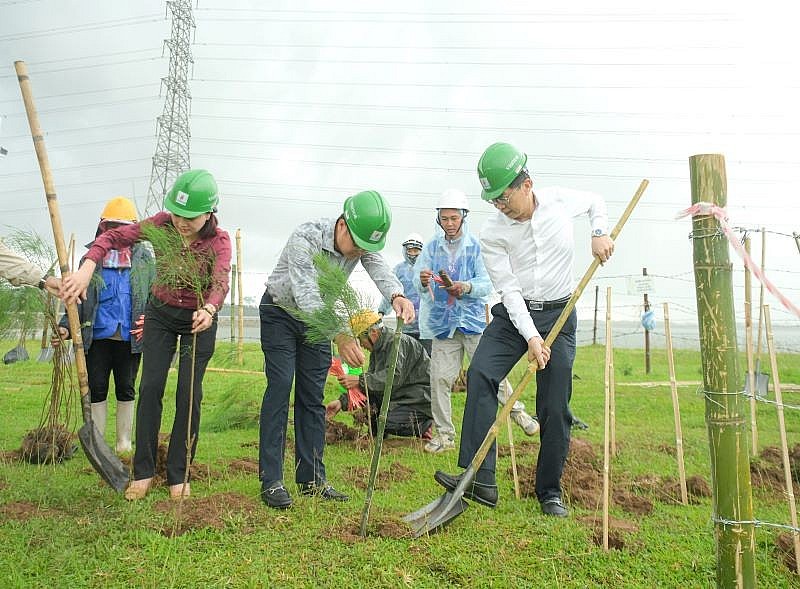 Các đại biểu trồng cây xanh tại Vườn cây Công đoàn Dầu khí, Nhà máy Nhiệt điện Thái Bình 2