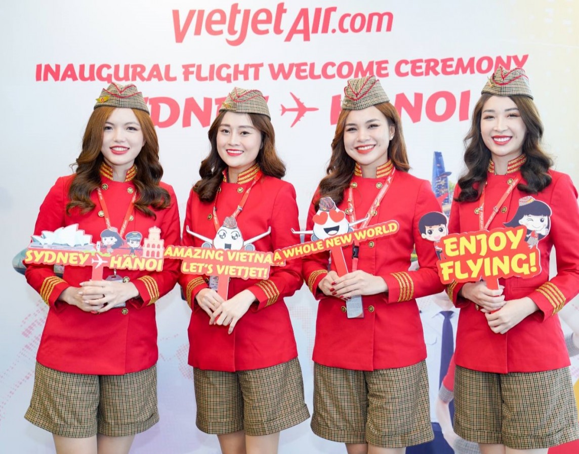 ác tiếp viên hàng không Vietjet xinh đẹp, rạng rỡ chào đón hành khách trên đường bay mới Sydney - Hà Nội