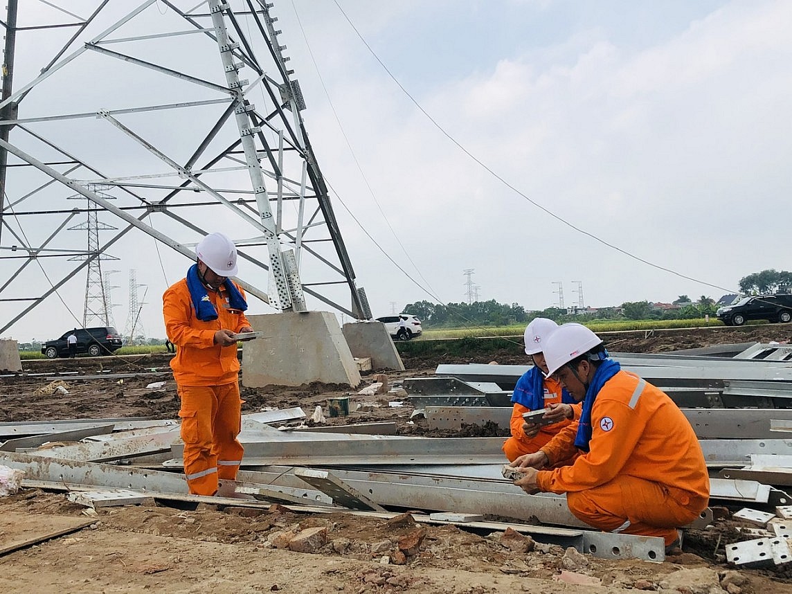 Lãnh đạo EVNNPC động viên lực lượng thi công đường dây 500kV mạch 3