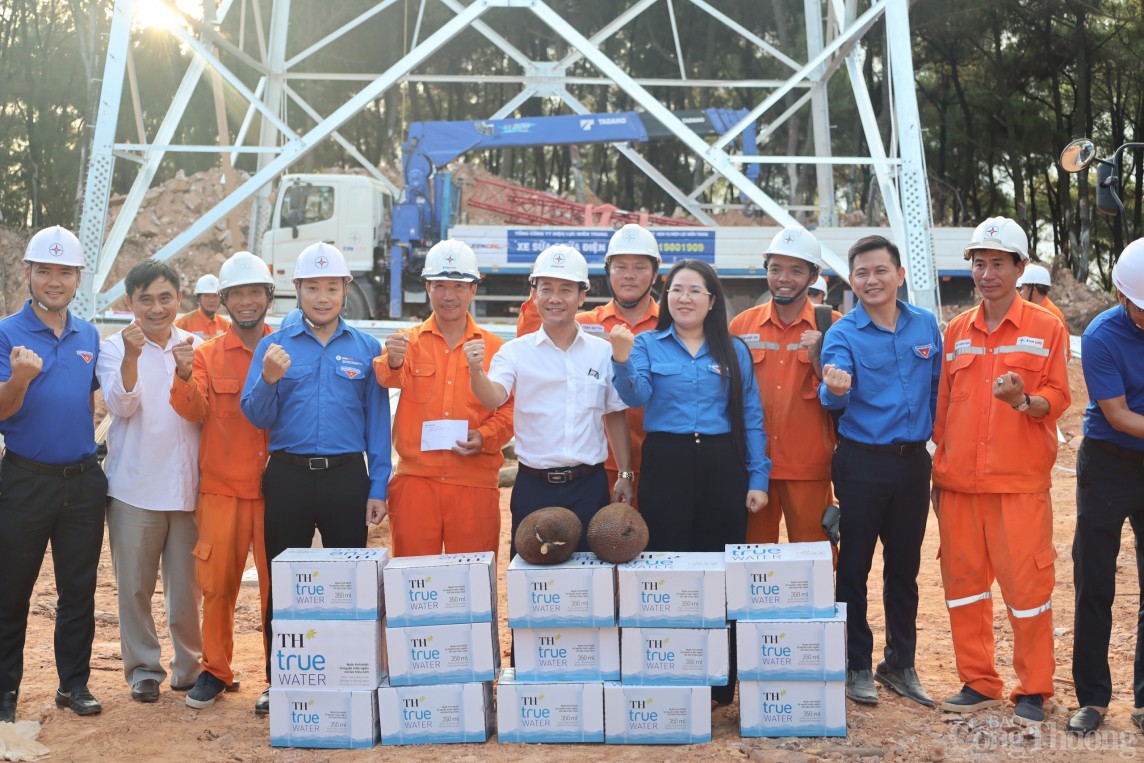 Áo xanh tình nguyện chung sức “về đích” thi công đường dây 500kV mạch 3