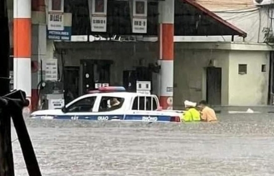 Quảng Ninh: Mưa lớn, nhiều nơi bị ngập sâu, ô tô chìm trong biển nước