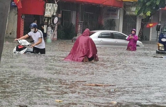 Đường phố Hải Phòng chìm trong biển nước sau trận mưa lớn kéo dài