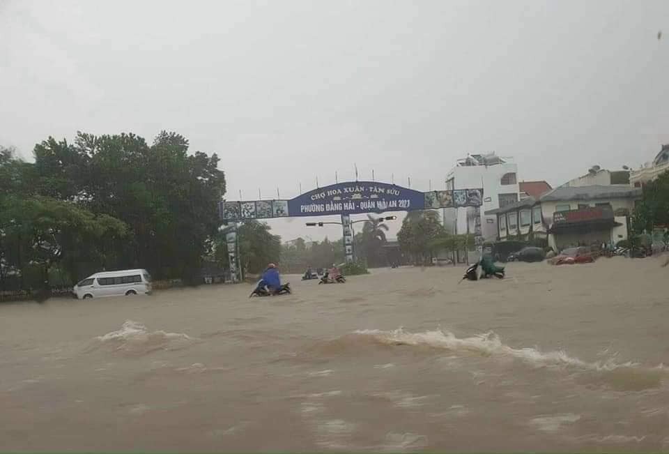 Đường phố Hải Phòng chìm trong biển nước sau trận mưa lớn kéo dài