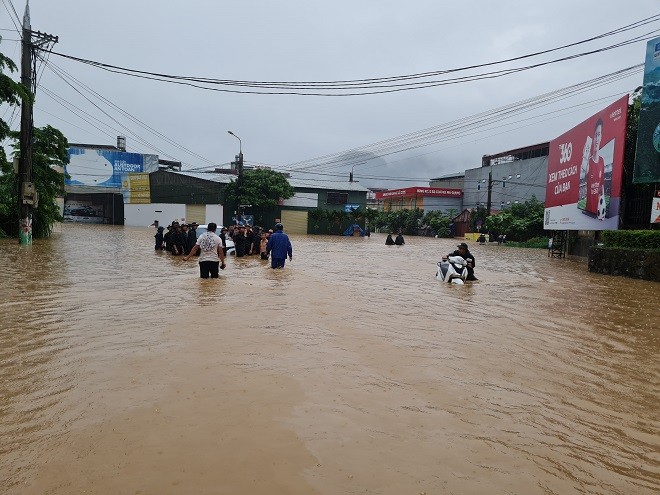 Hà Giang: Mưa lớn kéo dài chưa ngớt, nước lũ trên sông Lô dâng cao