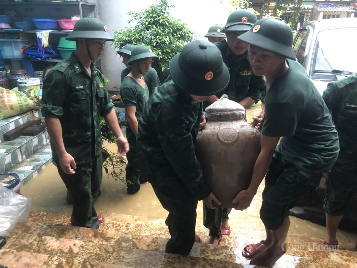 Bộ đội Biên phòng Hà Giang huy động hơn 100 cán bộ, chiến sĩ giúp dân khắc phục hậu quả mưa lũ