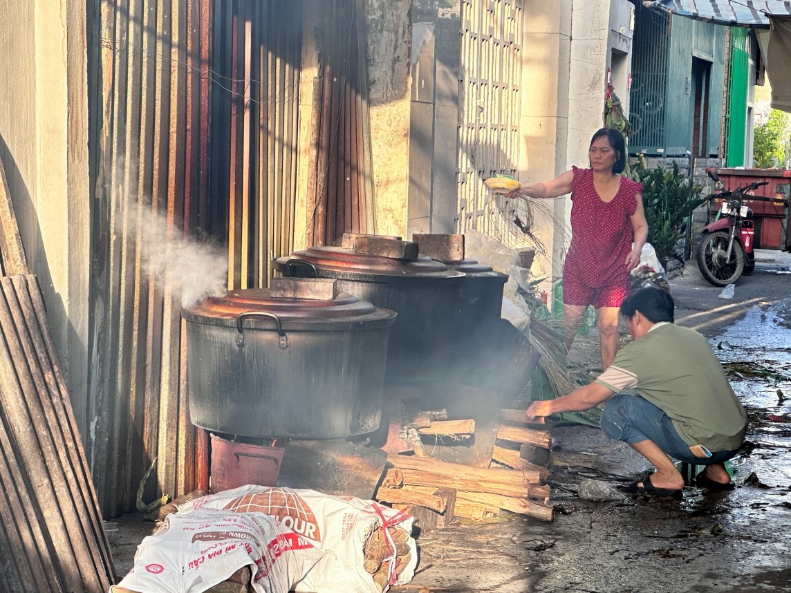 TP. Hồ Chí Minh: Người dân xếp hàng mua bánh ú, vịt quay ngày Tết Đoan Ngọ