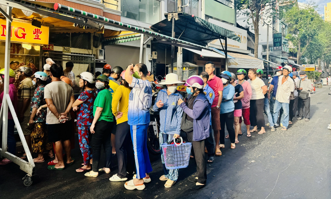 TP. Hồ Chí Minh: Người dân xếp hàng mua bánh ú, vịt quay ngày Tết Đoan Ngọ