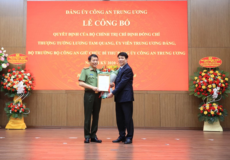 Thường trực Ban Bí thư Lương Cường trao Quyết định của Bộ Chính trị chỉ định Bí thư Đảng ủy Công an Trung ương, nhiệm kỳ 2020 - 2025 đối với Bộ trưởng Lương Tam Quang - Ảnh: xaydungchinhsach.chinhphu.vn