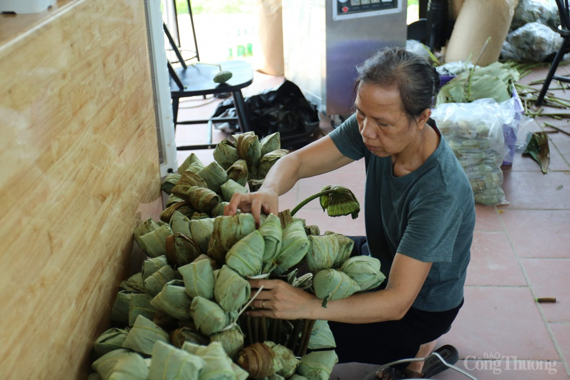 Cận cảnh quy trình làm trà sen đầy công phu của người Hà Nội Cận cảnh quy trình làm trà sen đầy công phu của người Hà Nội