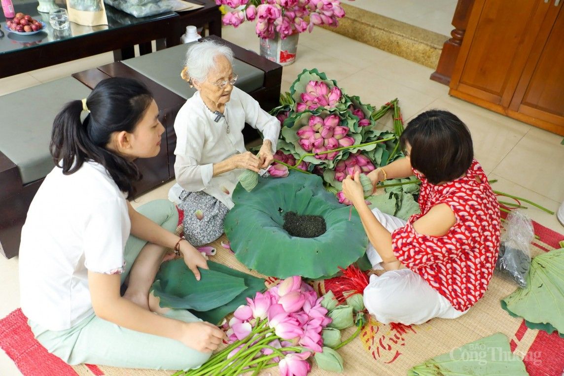 Cận cảnh quy trình làm trà sen đầy công phu của người Hà Nội Cận cảnh quy trình làm trà sen đầy công phu của người Hà Nội