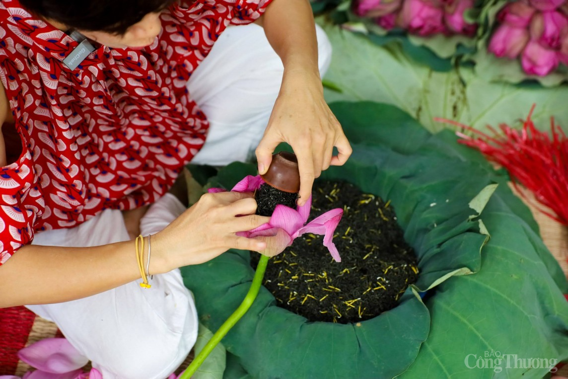 Cận cảnh quy trình làm trà sen đầy công phu của người Hà Nội