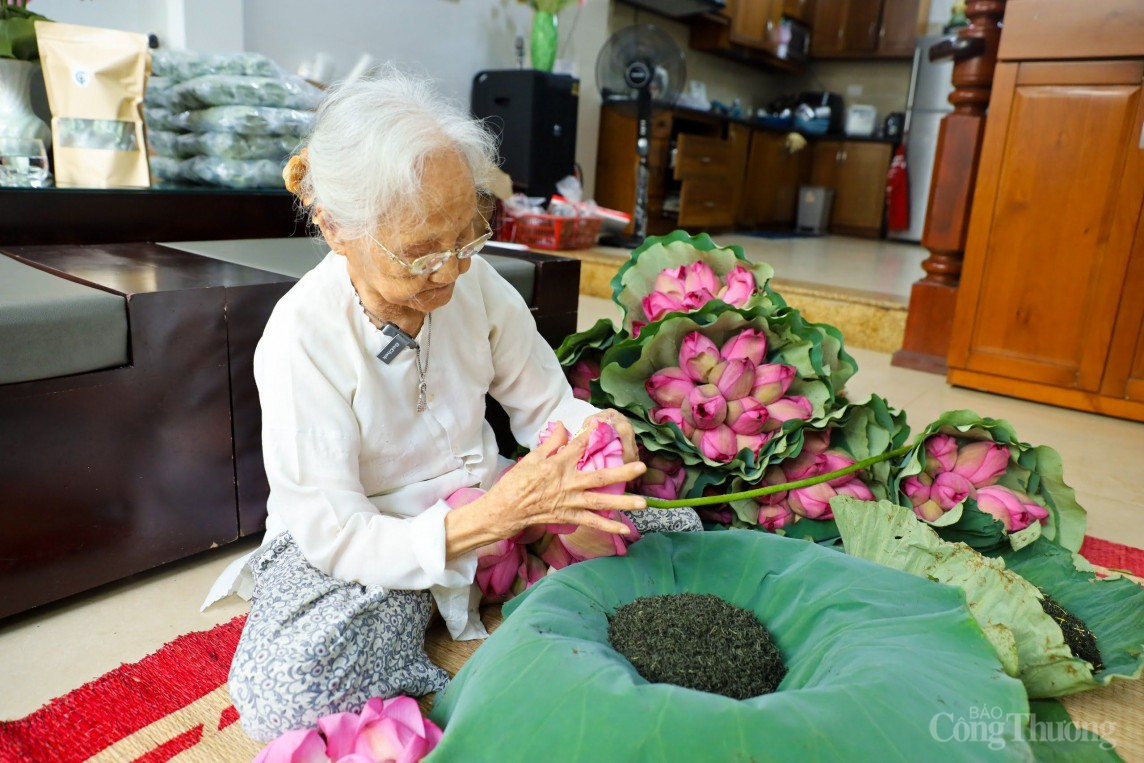 Cận cảnh quy trình làm trà sen đầy công phu của người Hà Nội Cận cảnh quy trình làm trà sen đầy công phu của người Hà Nội